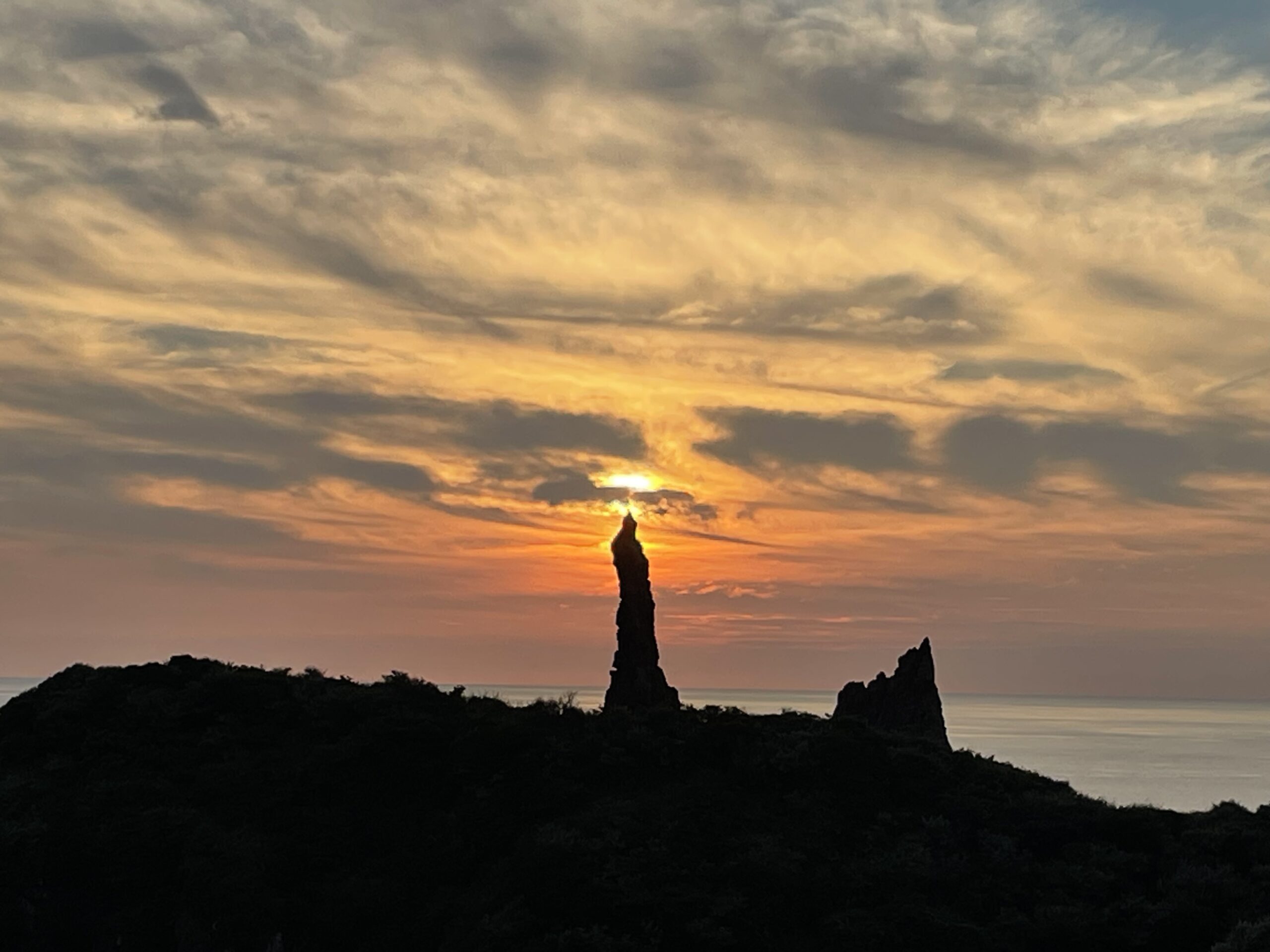 ローソク岩と夕陽（隠岐）